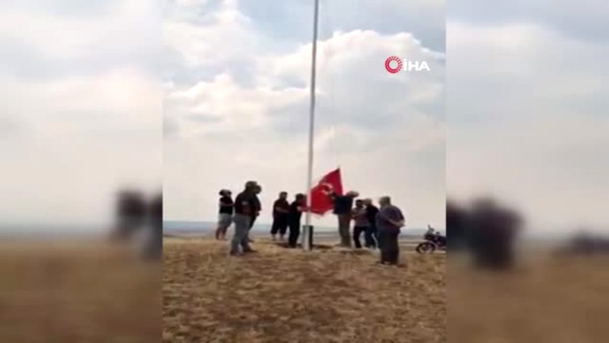 Έβρος: Πολεμικές ιαχές από Τούρκους χωρικούς στα σύνορα με την Ελλάδα – «Ακόμα και η σημαία μας τους τρομάζει» (φώτο)