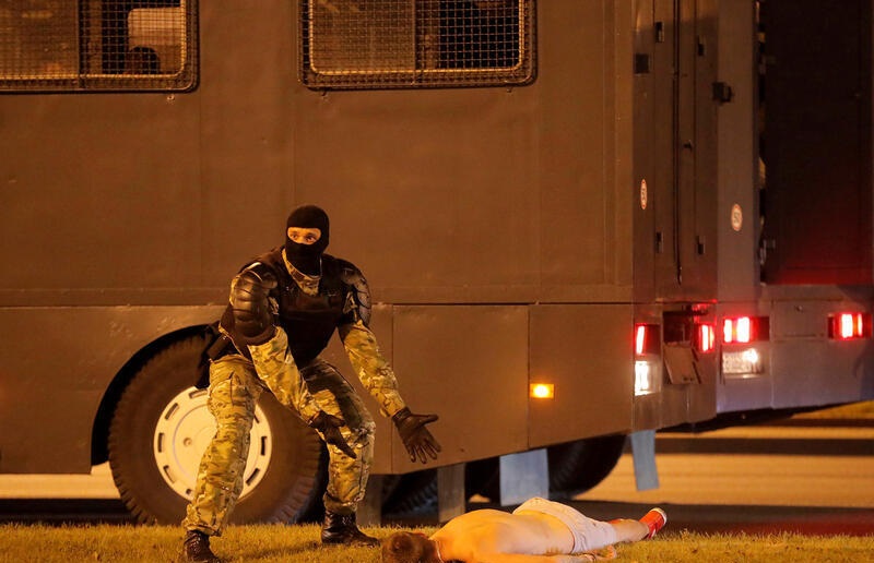 Λευκορωσία: Viral η φωτογραφία με τον αστυνομικό να καλεί για βοήθεια για τον χτυπημένο διαδηλωτή