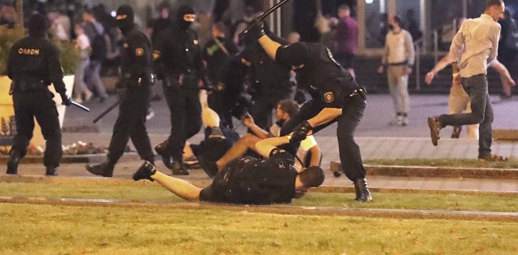 Λευκορωσία: Ένας νεκρός και δεκάδες τραυματίες στα επεισόδια μεταξύ διαδηλωτών και αστυνομίας (βίντεο)