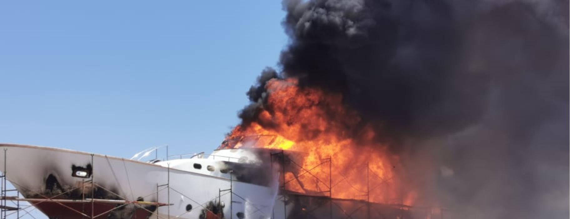 Σύρος: Φωτιά και έκρηξη στο ναυπηγείο του Ταρσανά (βίντεο)