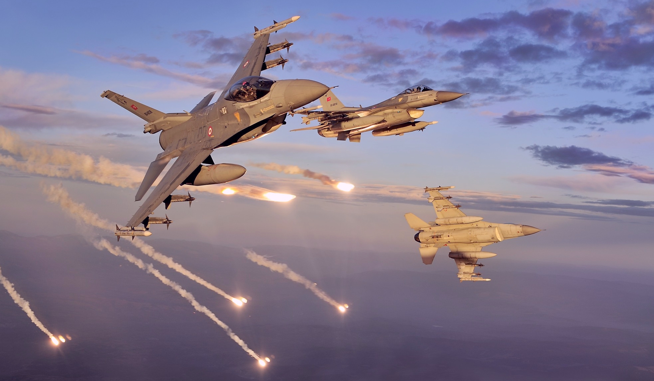Μπαράζ παραβιάσεων από την Τουρκία πάνω από το Αιγαίο από 13 μαχητικά F-16