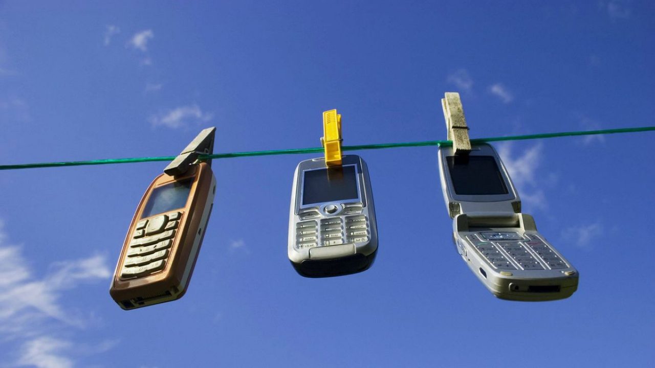 Το θαυματουργό κόλπο για να απομακρύνετε την υγρασία από το κινητό σας