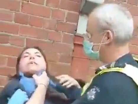 Νέα… «ήθη» στην Αυστραλία: Αστυνομικός πιάνει από το λαιμό και συλλαμβάνει γυναίκα επειδή δεν φορούσε μάσκα (βίντεο)