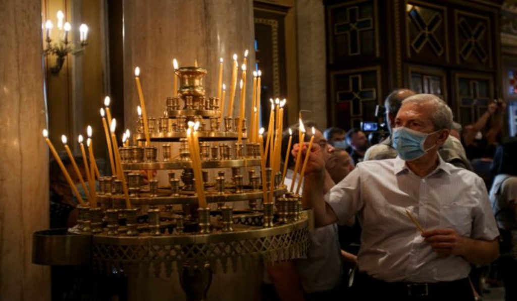 Φθιώτιδα: Πιστή χωρίς μάσκα επιτέθηκε σε αστυνομικούς – Τους πέταξε μπουκάλι και τους χτύπησε