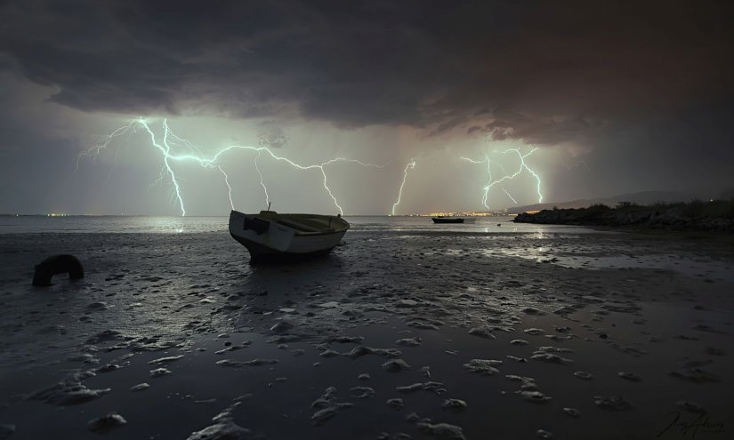 Φθιώτιδα: Συγκλονιστικές εικόνες από τη «βροχή» κεραυνών (φωτό)