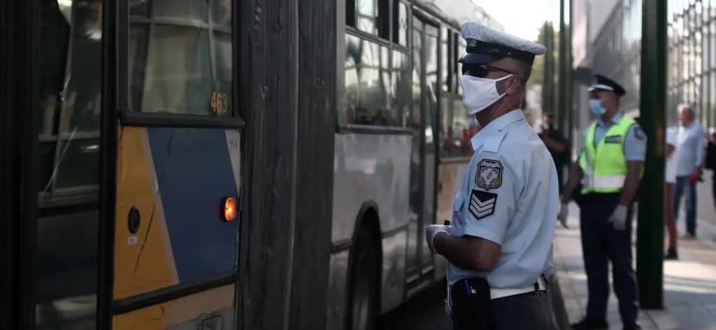 Επεισοδιακή συνάντηση αστυνομικού με πολίτη – Απειλές από τον επιβάτη του λεωφορείου