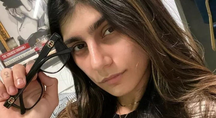 Mia Khalifa: Έβγαλε σε δημοπρασία τα διάσημα γυαλιά της για να συγκεντρώσει χρήματα για τη Βηρυτό (φωτό)