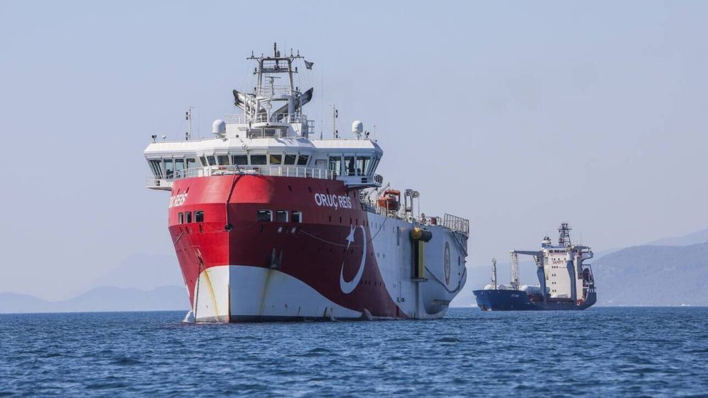 Με ταχύτητα διενέργειας ερευνών πλέει το Oruc Reis – Απλωμένα καλώδια ηχοβολισμού και μόλις 3,5 μίλια την ώρα