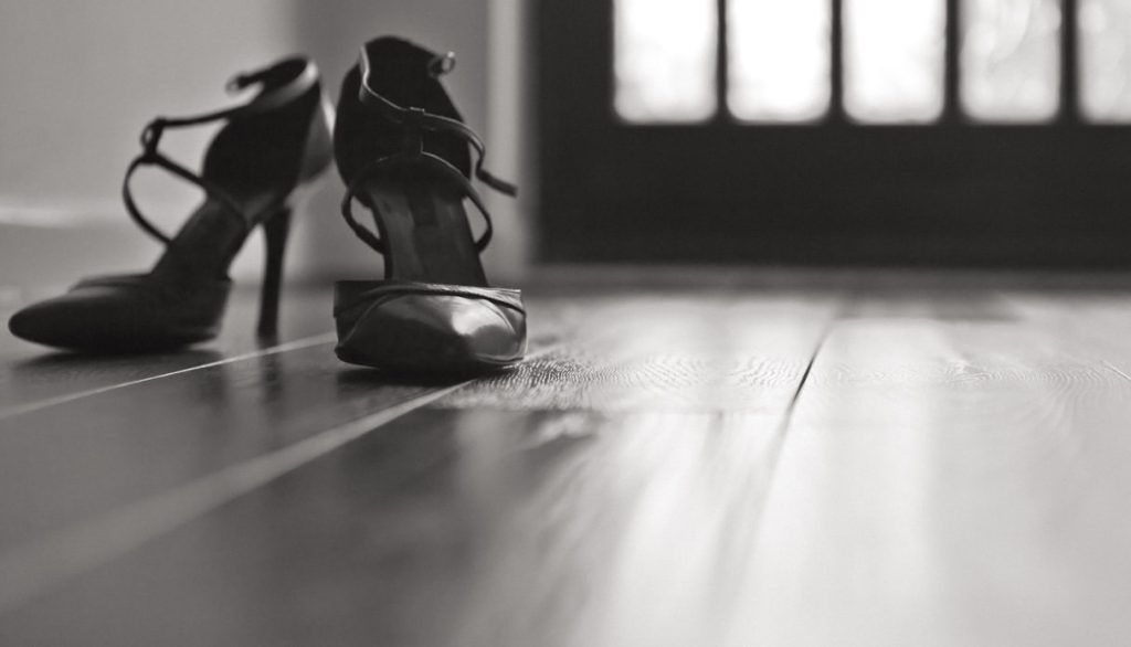 Αυτός είναι ο σοβαρός λόγος που δεν πρέπει να φοράμε παπούτσια μέσα στο σπίτι – Και δεν είναι η καθαριότητα!