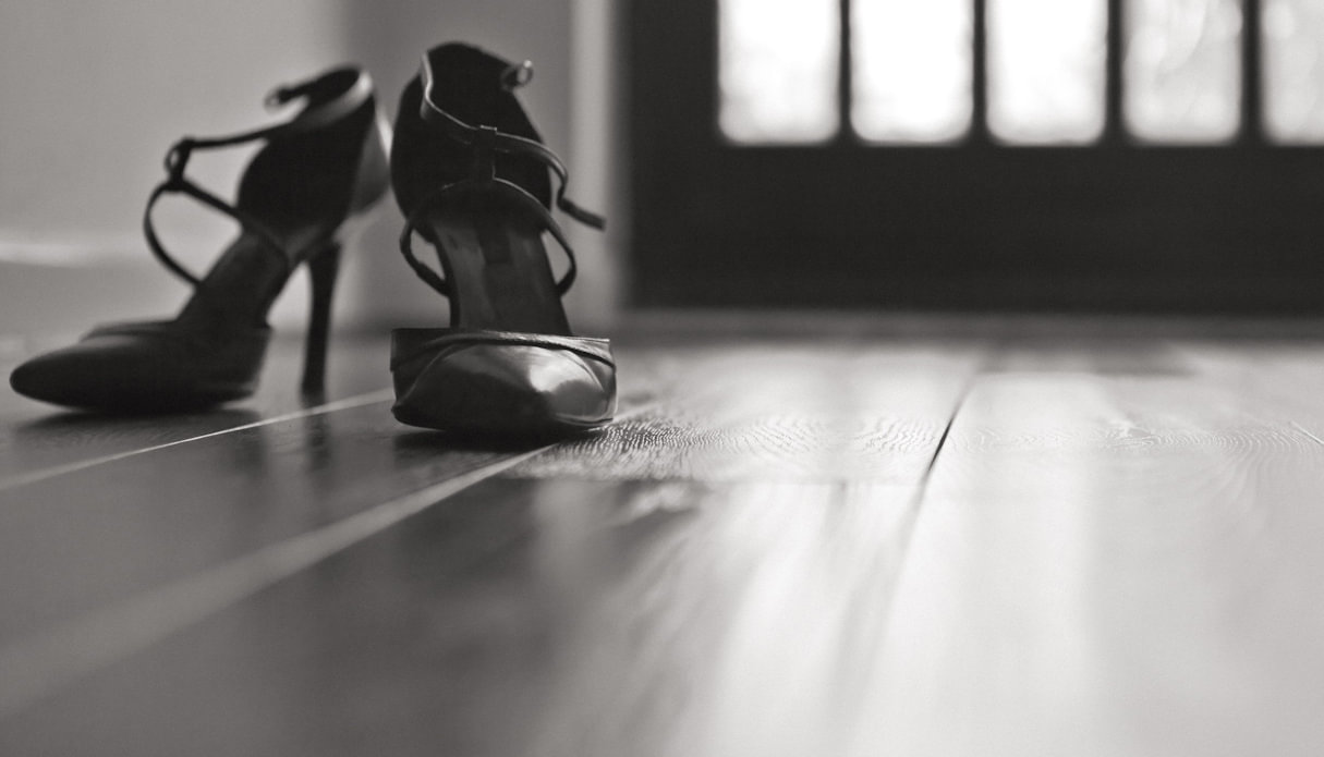 Αυτός είναι ο σοβαρός λόγος που δεν πρέπει να φοράμε παπούτσια μέσα στο σπίτι – Και δεν είναι η καθαριότητα!