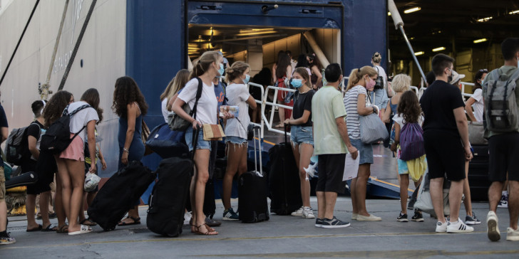 Αυξημένη η κίνηση στο λιμάνι του Πειραιά από τους αδειούχους του Δεκαπενταύγουστου – Με αποστάσεις και μάσκα (βίντεο)