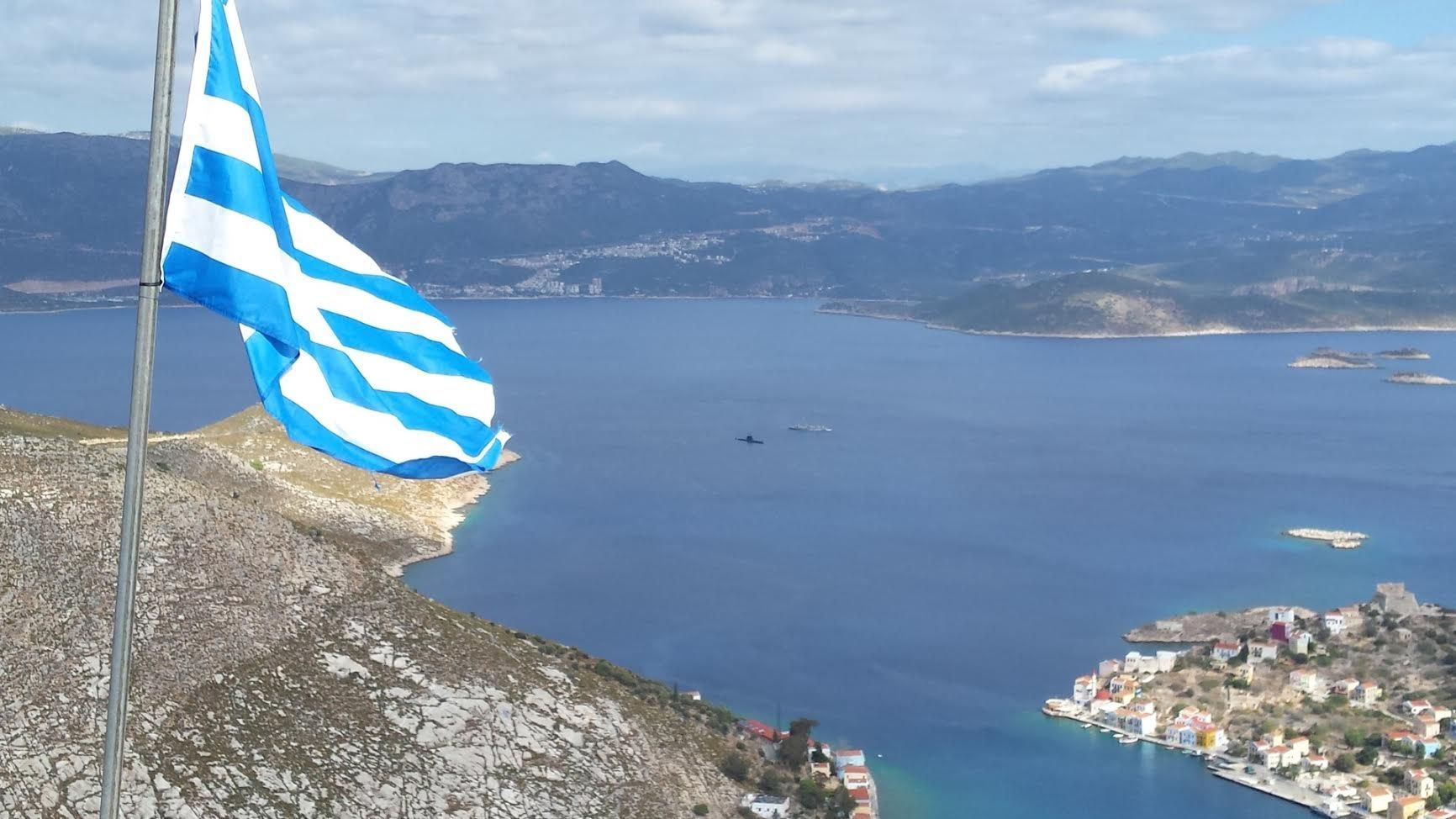 Οι ακρίτες στο Καστελόριζο κρατούν ψηλά την ελληνική σημαία (βίντεο)