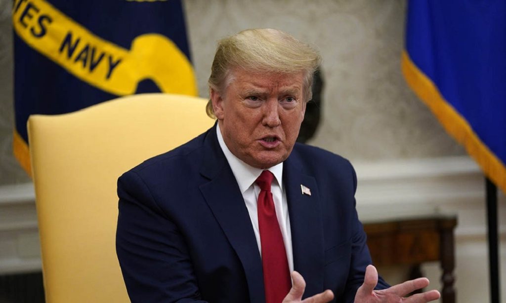 Αποχώρησε εσπευσμένα από την συνέντευξη Τύπου ο Ν.Τραμπ – H Secret Service πυροβόλησε οπλισμένο εισβολέα (βίντεο)