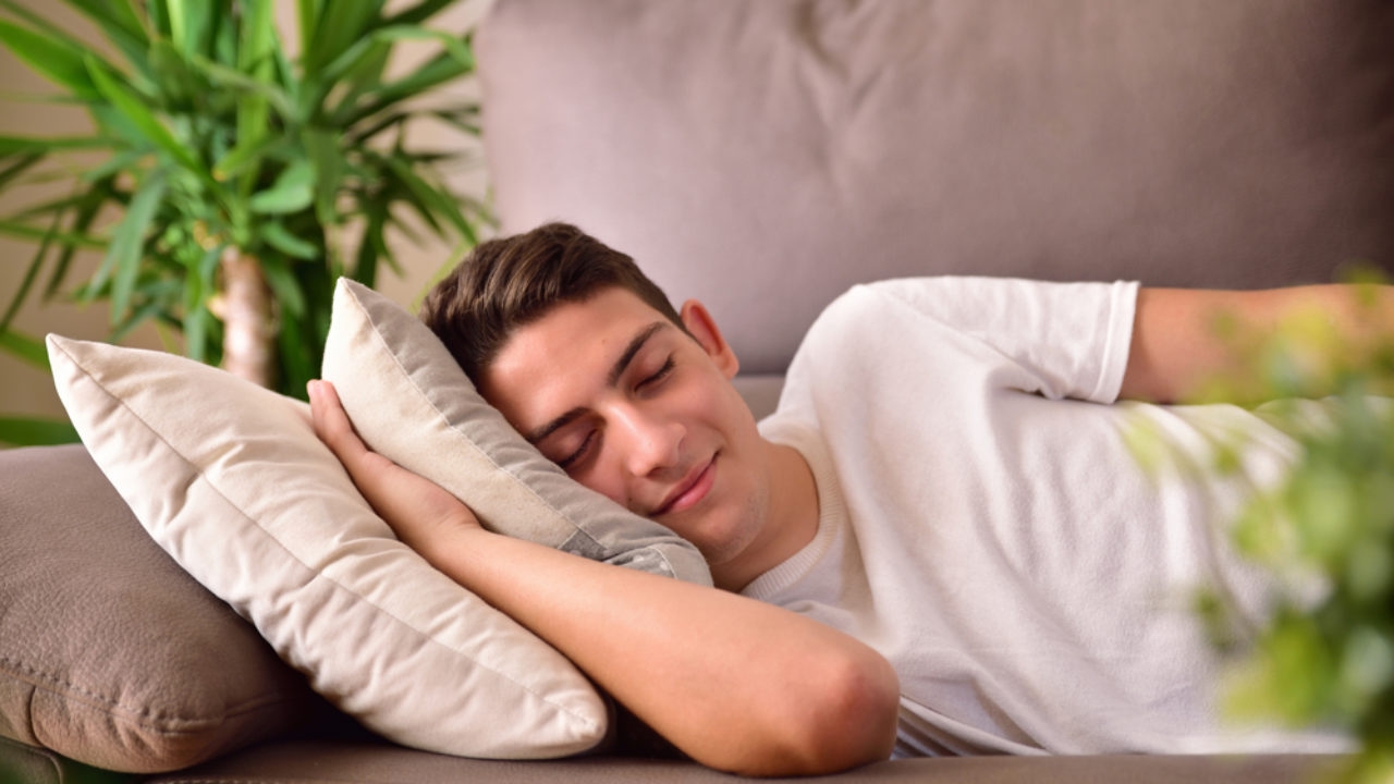 Ύπνος: Μπρούμυτα ή ανάσκελα; – Πως επηρεάζει την υγεία μας ο κάθε τρόπος