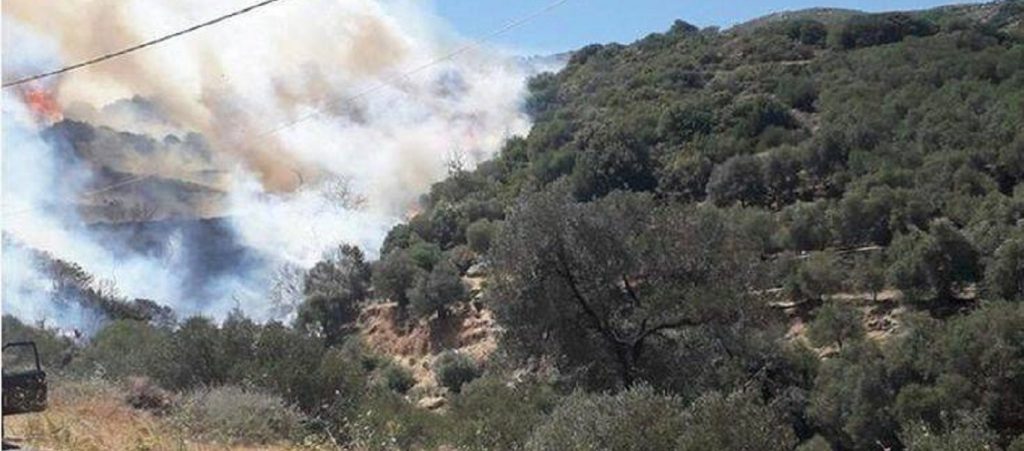 Φωτιά στα Χανιά: Είναι σε κοντινή απόσταση από τον οικισμό Μουστάκο – Ζημιές σε εξοχική κατοικία (βίντεο)