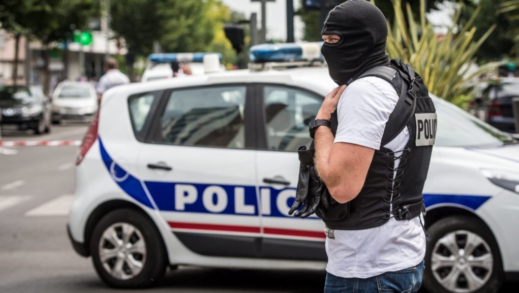 Άνδρας με σιδηρολοστό τραυμάτισε τρεις αστυνομικούς στο Παρίσι