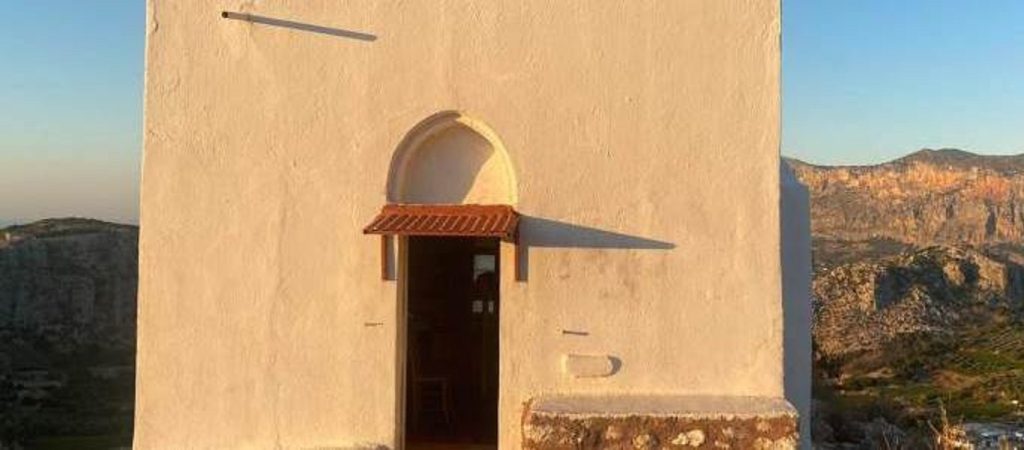 Κρήτη: Έβαλαν φωτιά στην Αγία Τράπεζα στην Παναγία της Ρόκας (φώτο)