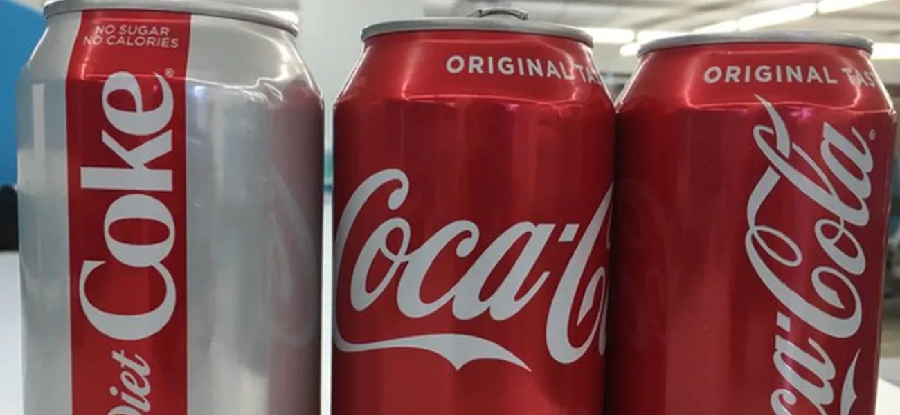 Πείραμα με Coca Cola: Αυτός είναι ο λόγος που η κλασική βυθίζεται ενώ η light όχι (βίντεο)