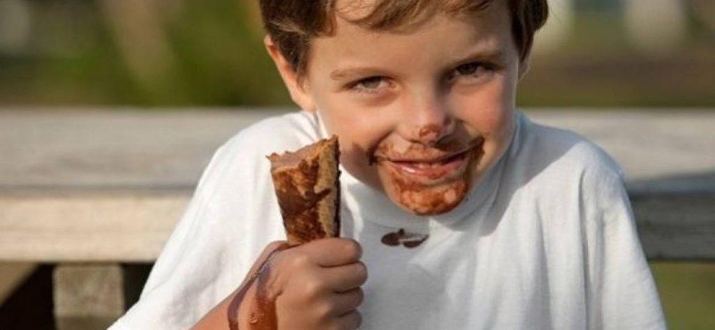 Ο πιο εύκολος τρόπος να «εξαφανίσετε» τον λεκέ από το παγωτό στα ρούχα