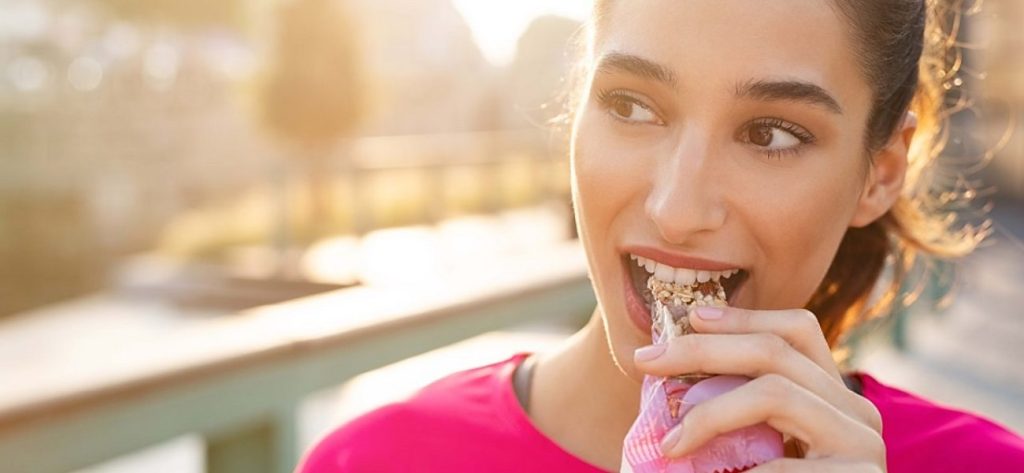 Αυτά είναι τα κορυφαία ενδιάμεσα σνακ που βοηθούν στην απώλεια βάρους