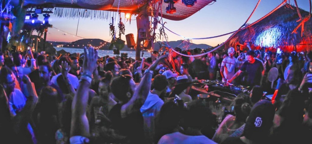 Επίθεση των επιχειρηματιών της Μυκόνου στην κυβέρνηση: «Θα αντιδράσουμε στην προσπάθεια εξόντωσης μας»