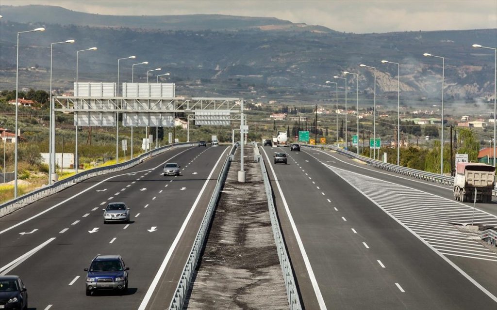 Κίνηση: Μεγάλο μποτιλιάρισμα στην Ολυμπία Οδό – Αυτοκίνητο τυλίχτηκε στις φλόγες