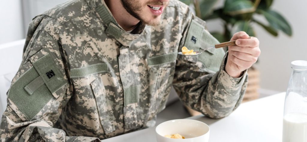«Στρατιωτική δίαιτα»: Αυτά περιλαμβάνει η συγκεκριμένη διατροφή – Ποιοι είναι οι κίνδυνοι στην υγεία;