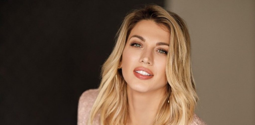 Η «Queen Ντίνα» ποζάρει με μαγιό στα… «αφρισμένα» κύματα της Ρόδου (φώτο)