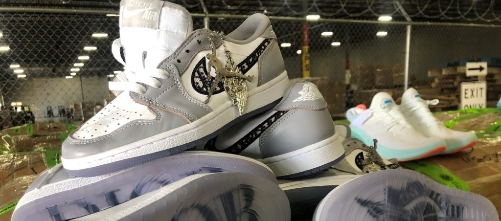 ΗΠΑ: Αντί για μπάλες γκολφ βρήκαν και κατέσχεσαν «μαϊμού» παπούτσια αξίας 3,6 εκατ. δολαρίων