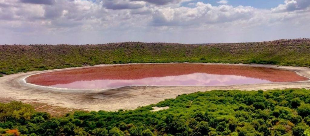 Λίμνη στην Ινδία έγινε ροζ και δεν είναι η πρώτη φορά (φώτο)