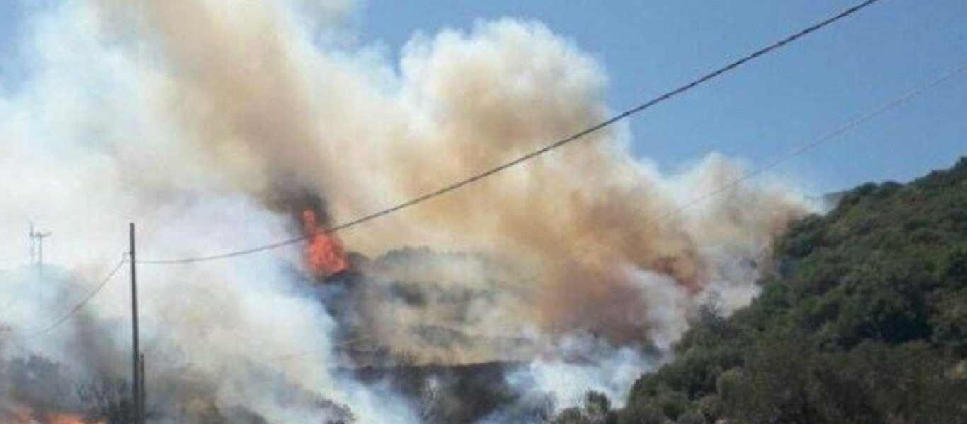 Ανεξέλεγκτη η φωτιά στα Χανιά: Ολονύχτια «μάχη» με τις φλόγες – Εκκενώθηκαν οικισμοί και μία παραλία (βίντεο)