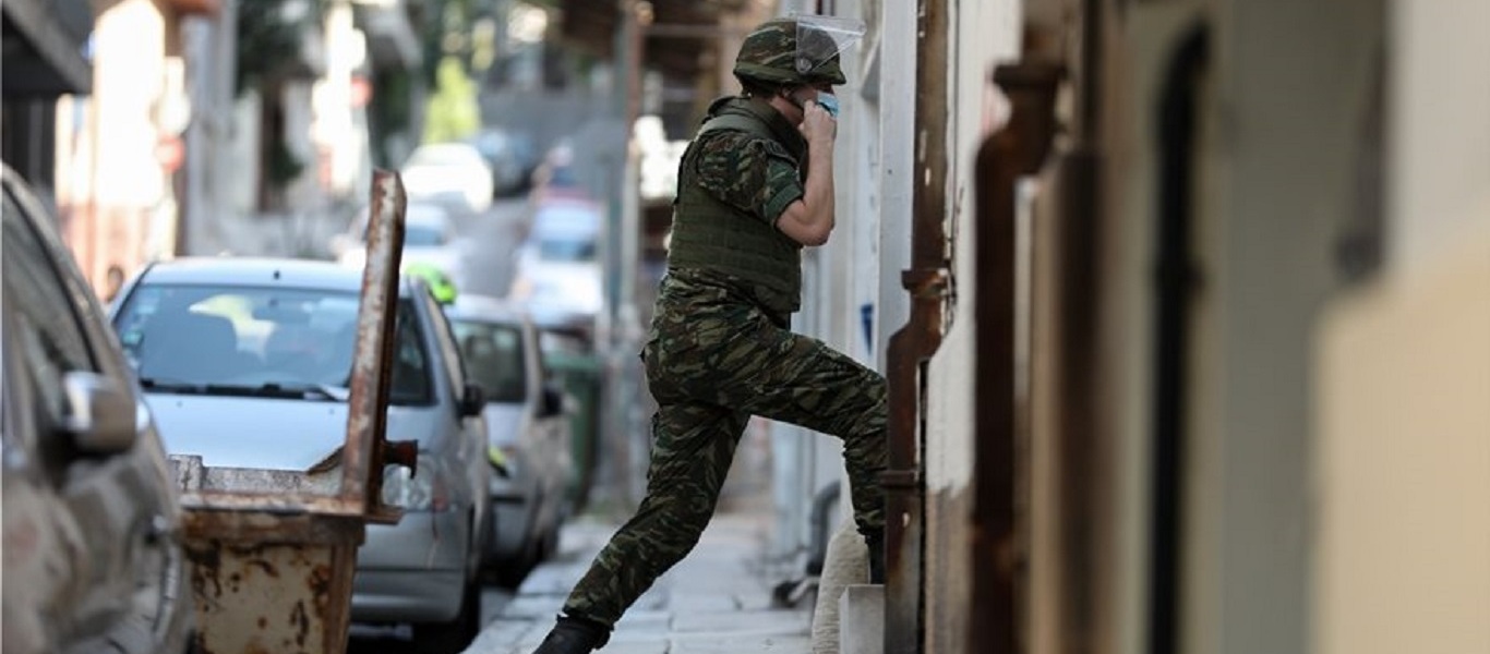 Εξάρχεια: Εντοπίστηκε χειροβομβίδα μέσα σε σπίτι (φώτο)