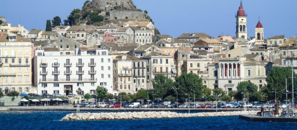 Ξεσπά η Ομοσπονδία Τουριστικών Καταλυμάτων Κέρκυρας: «Πλήττεται η οικονομία από τα μέτρα για τον κορωνοϊό – Είναι άδικα»