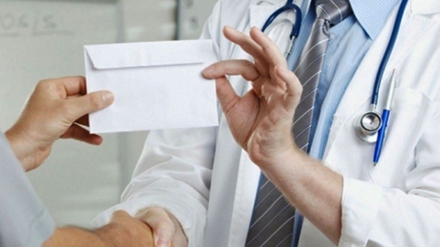 Χειροπέδες σε γιατρό δημοσίου νοσοκομείου της Αττικής για «φακελάκι» 500 ευρώ