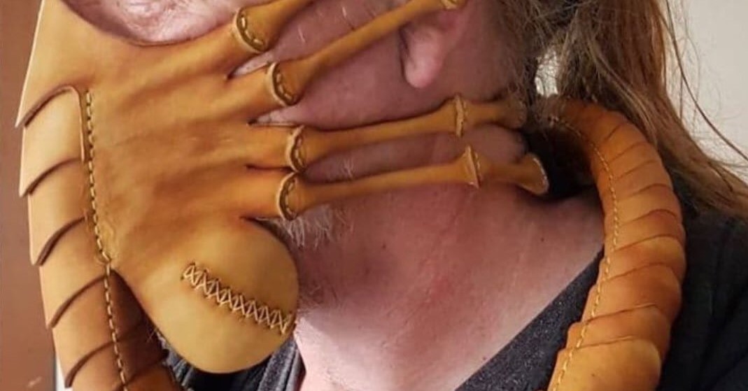 Άνδρας έφτιαξε «εξωγήινη» μάσκα με δάχτυλα και μια ανατριχιαστική ουρά (φωτό)