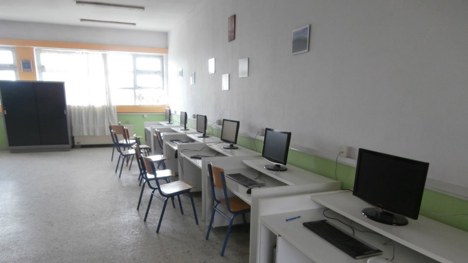 Εκπαιδευτές σε Δημόσια ΙΕΚ: «Χιλιάδες είμαστε ανασφάλιστοι και δεν μπορούμε να ασκήσουμε τα δικαιώματά μας»