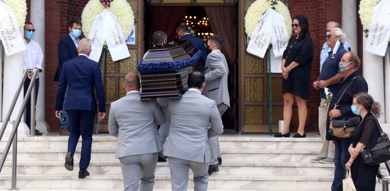 Ντίνος Χριστιανόπουλος: Το τελευταίο αντίο – Τον αποχαιρέτησαν με ένα μεγάλο χειροκρότημα (βίντεο)