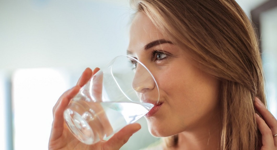 Οι 4+1 λόγοι που πρέπει να πίνετε ένα ποτήρι νερό κάθε πρωί