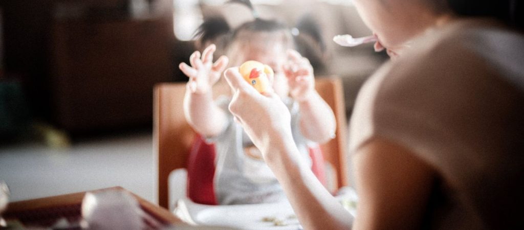 Ποιες μητέρες μπορούν να συνταξιοδοτηθούν κατά 12 χρόνια νωρίτερα; – Οι προϋποθέσεις και τα όρια ηλικίας