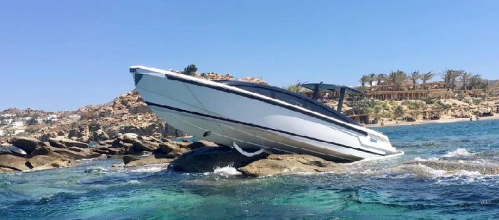 Μύκονος: Σκάφος Αιγύπτιου μεγιστάνα «κόλλησε» στα βράχια (βίντεο)