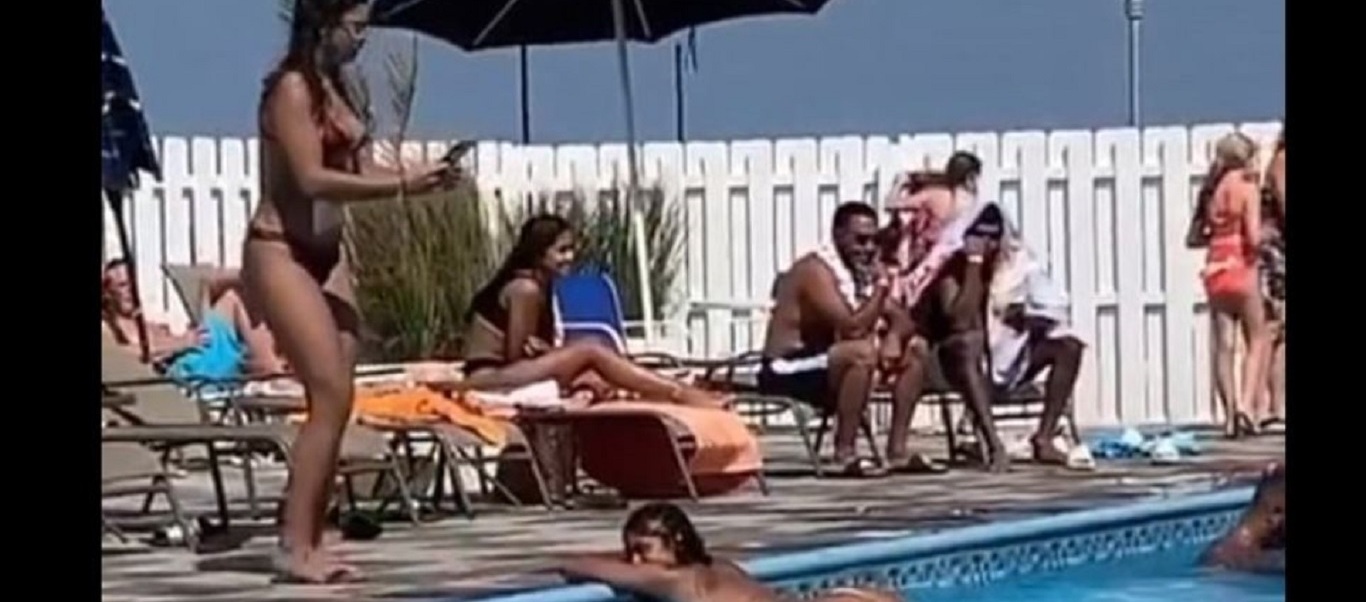 Θύελλα αντιδράσεων στο TikTok: Πόζαρε προκλητικά σε πισίνα γεμάτη με παιδιά (βίντεο)