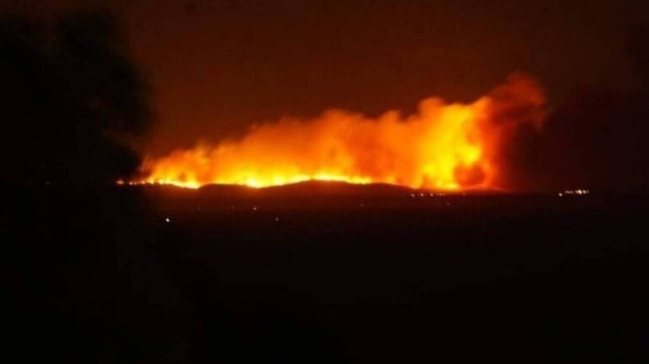 Μεγάλη πυρκαγιά ξέσπασε στο Τσεσμέ της Τουρκίας – Εκκενώθηκαν τέσσερις περιοχές – Ορατή και από τη Χίο (βίντεο)