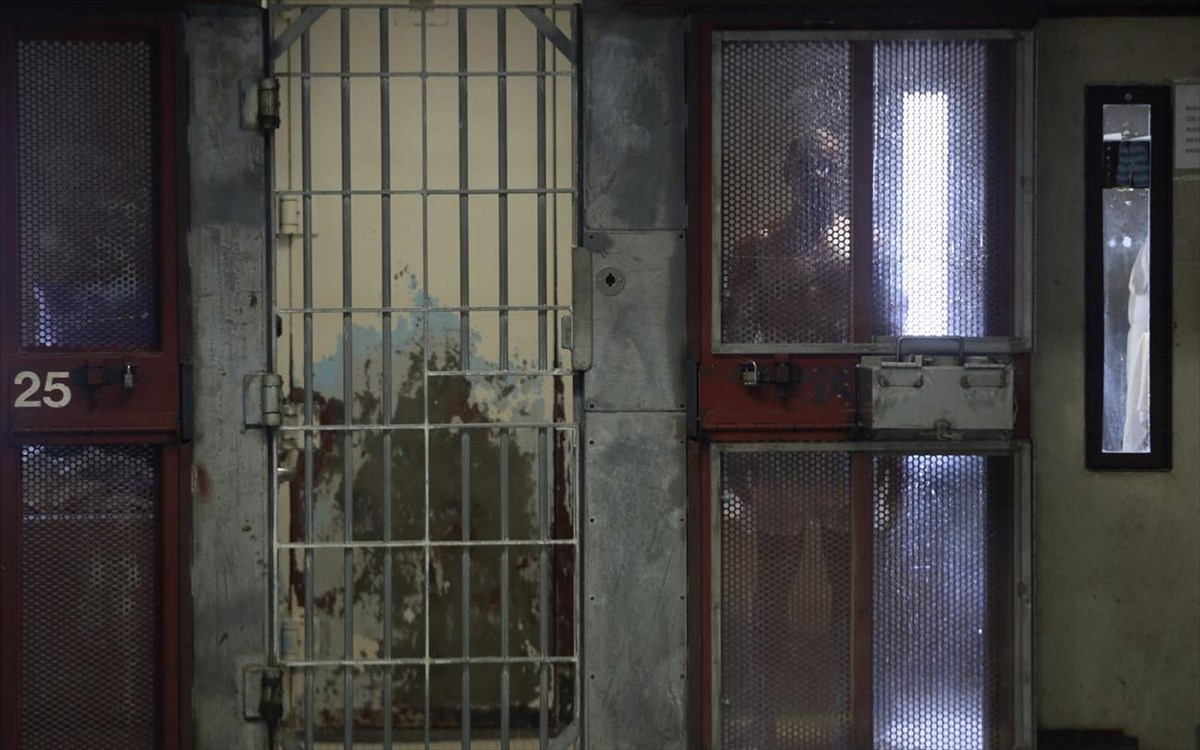 Αυτό δεν το είχαν προβλέψει: Κρατούμενος στο Κονέκτικατ κρεμάστηκε με μάσκα για τον κορωνοϊό