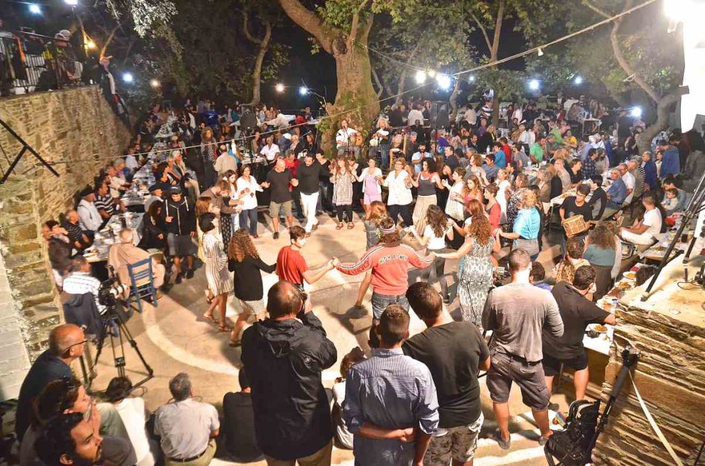 Τα πιο περίεργα έθιμα του Δεκαπενταύγουστου: Τα ντόλια, οι καβαλάρηδες και τα… φιδάκια