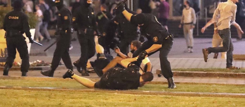 Λευκορωσία: «Μας ξυλοκοπούσαν με τα γκλομπς» καταγγέλλουν συλληφθέντες διαδηλωτές