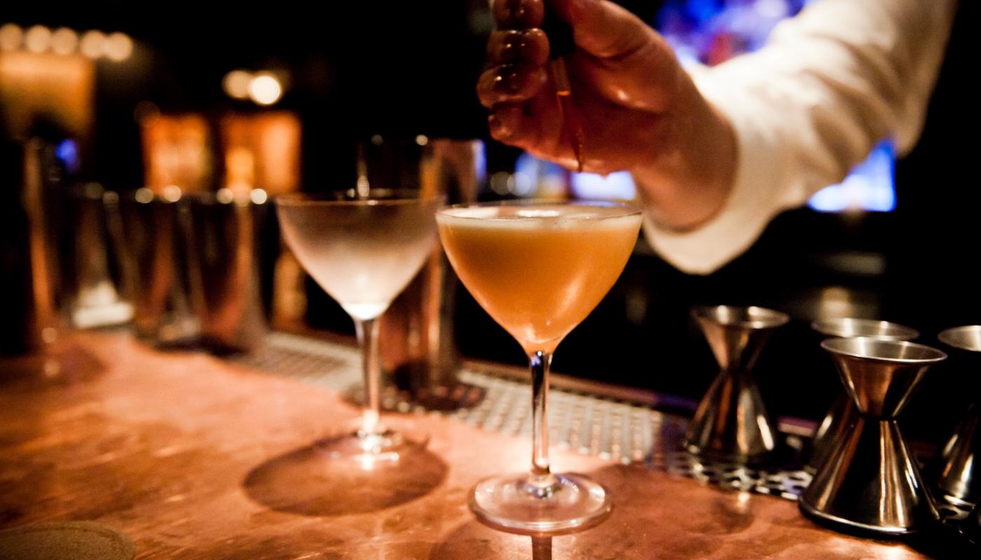 Το πιο «γερό ποτήρι»: Εννιά κόλπα για να μείνετε νηφάλιοι όσο αλκοόλ και αν καταναλώσετε