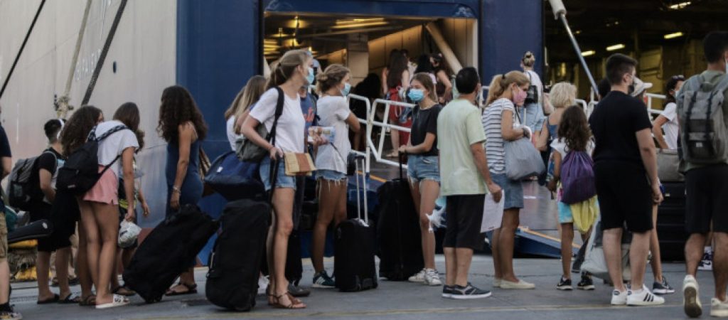 Αυξημένη η κίνηση στο λιμάνι του Πειραιά – Αναχωρούν οι αδειούχοι του Δεκαπενταύγουστου (βίντεο)