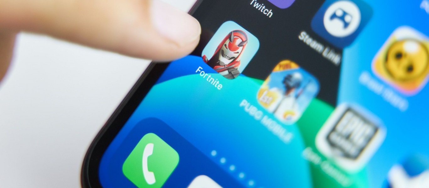 Fortnite: Mηνύει Apple και Google επειδή έβγαλαν το παιχνίδι από τα App Stores