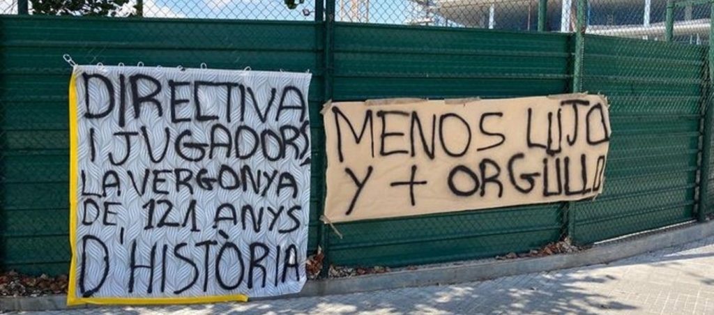 Μπαρτσελόνα: Τους έπεσε «βαρύ» το 8-2 από την Μπάγερν – Πανό έξω από το Καμπ Νου (φώτο)