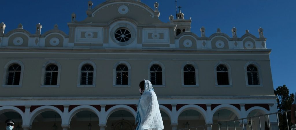 Δεκαπενταύγουστος στην Τήνο: Με μάσκα και αποστάσεις (φώτο)